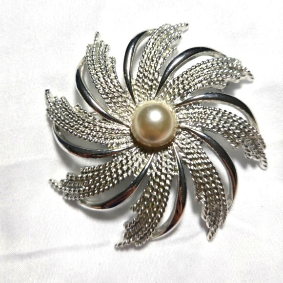 Sarah Coventry Silver Swirl Brooch with Pearl Accent - Picture 1 of 4